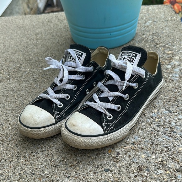 Converse Black and white sneakers size 3 youth - Picture 1 of 6
